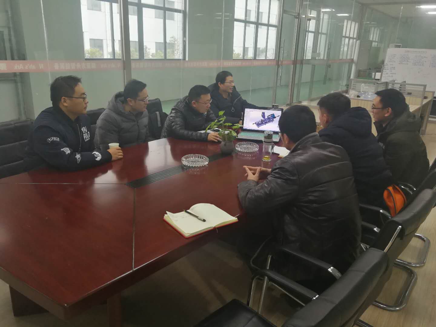 徐工集團(tuán)代表與技術(shù)人員現(xiàn)場(chǎng)溝通